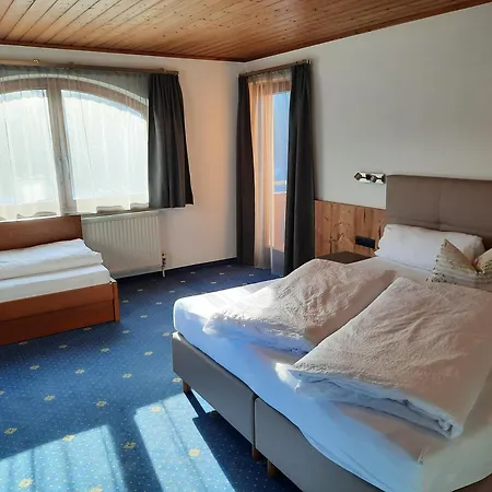 Haus Paznaun בית נופש *